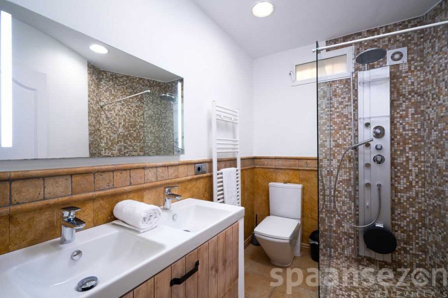 Villa Bahia del Portet in Moraira has 3 bathrooms with rain shower.