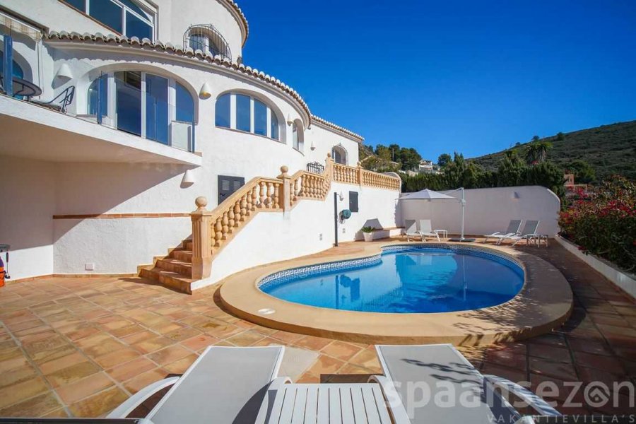 Villa Bahia del Portet in Moraira with private swimming pool and a terrace with full privacy.