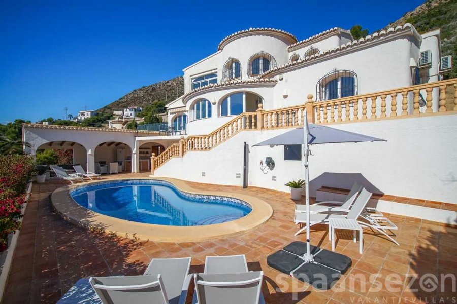 Villa Bahia del Portet in Moraira with private swimming pool and a terrace with full privacy.