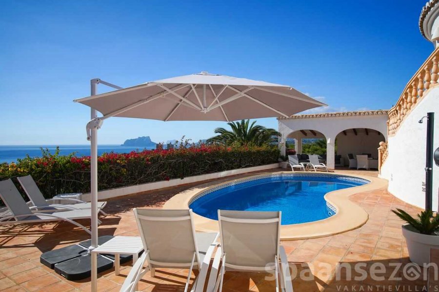 Villa Bahia del Portet in Moraira heeft een eigen zwembad met diverse ligstoelen.