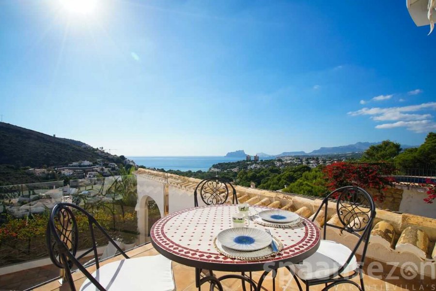 Villa Bahia del Portet in Moraira has fantastic sea view form different angels.