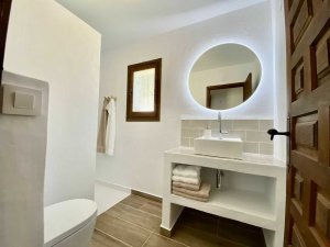 This villa in Benissa has 2 modern bathrooms.