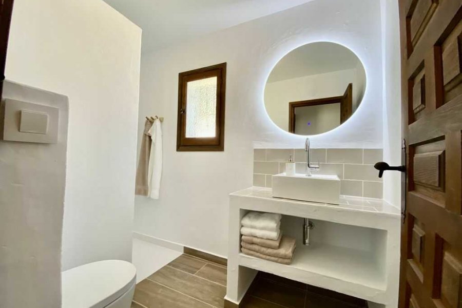 This villa in Benissa has 2 modern bathrooms.