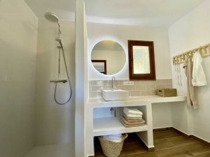 This villa in Benissa has 2 modern bathrooms.