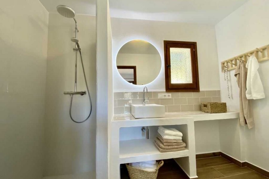 This villa in Benissa has 2 modern bathrooms.
