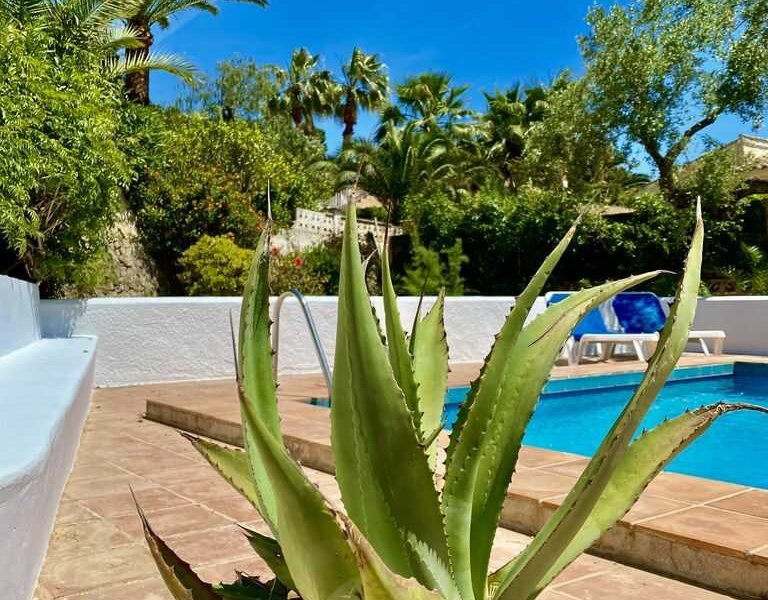 This villa in Benissa has a spacious garden with its own swimming pool.