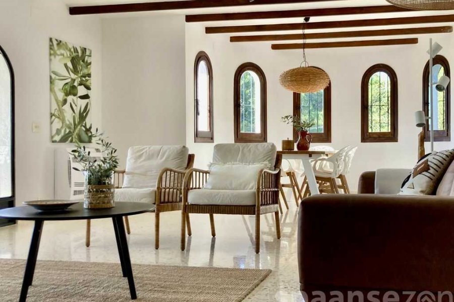 This villa in Benissa has a beautiful living room with lots of light.