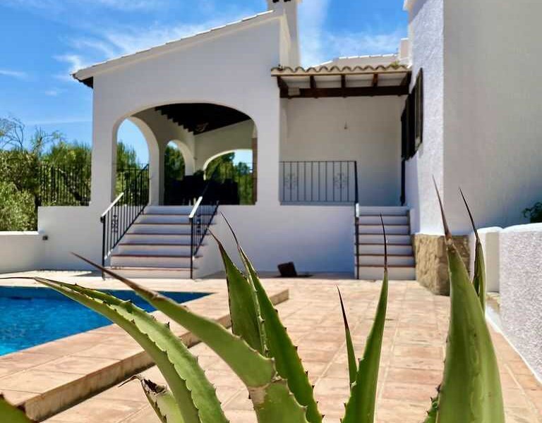 This villa in Benissa has a large private swimming pool in the garden.