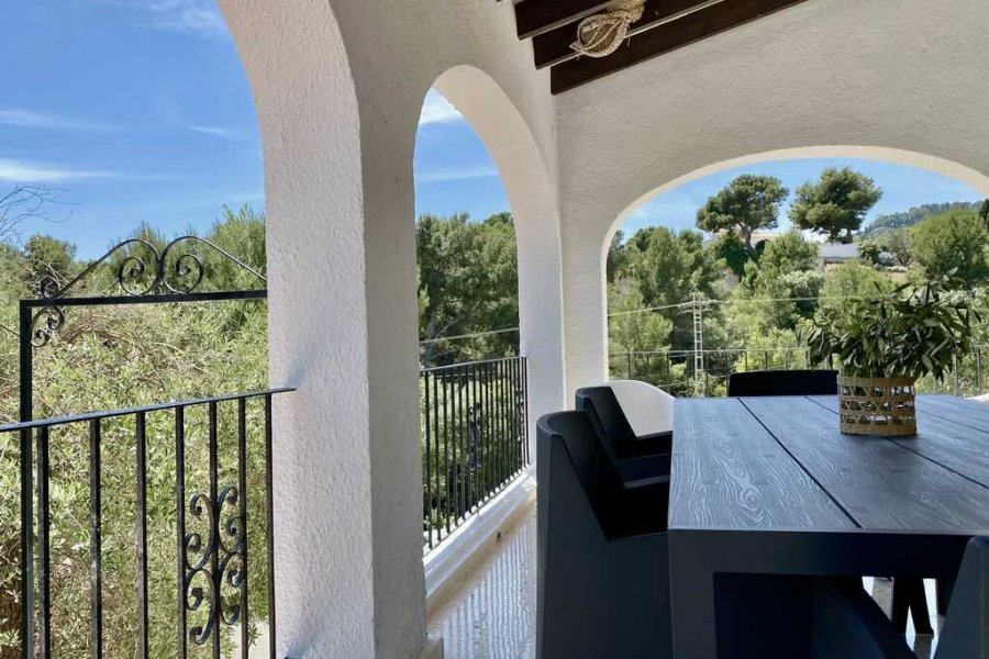 This villa in Benissa has a nice naya overlooking the green area of Benissa
