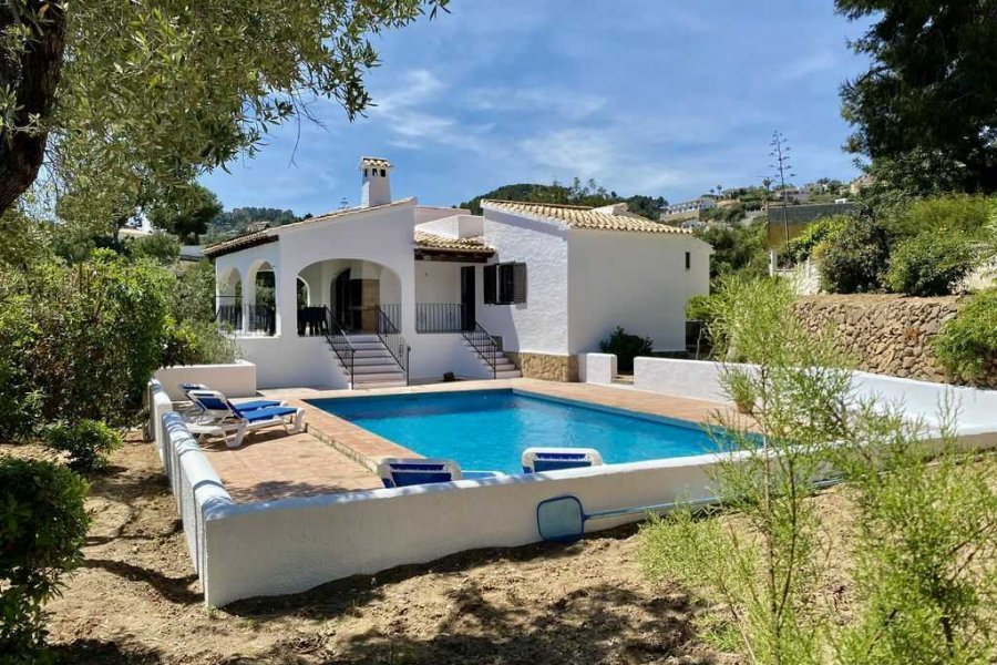 Deze villa in Benissa heeft een eigen zwembad en veel privacy