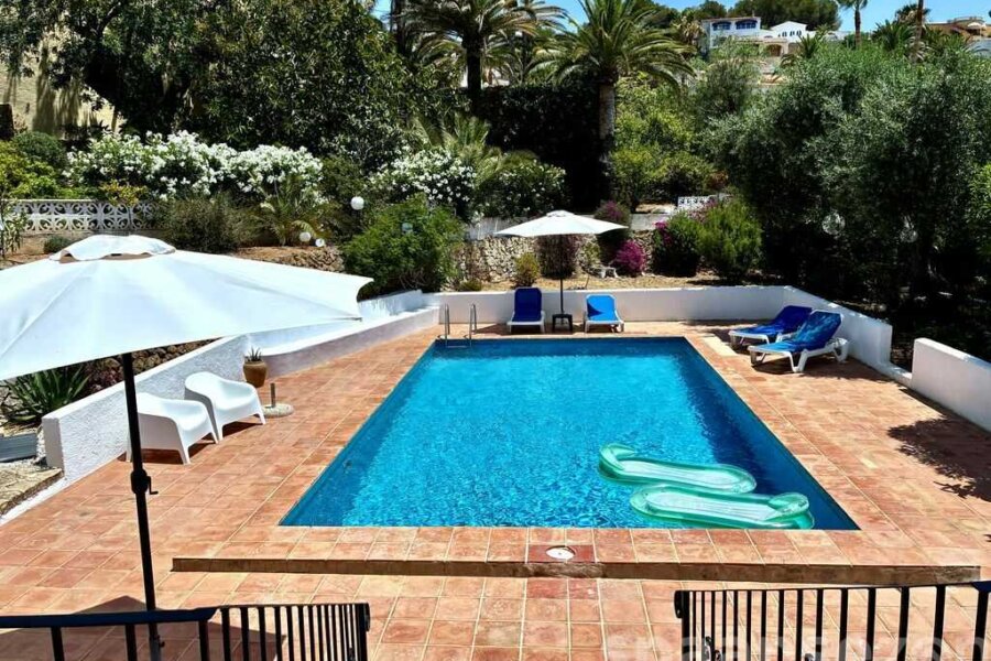 This villa in Benissa has a private swimming pool in the garden.