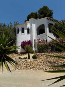 This villa in Benissa has 3 bedrooms and 2 bathrooms.