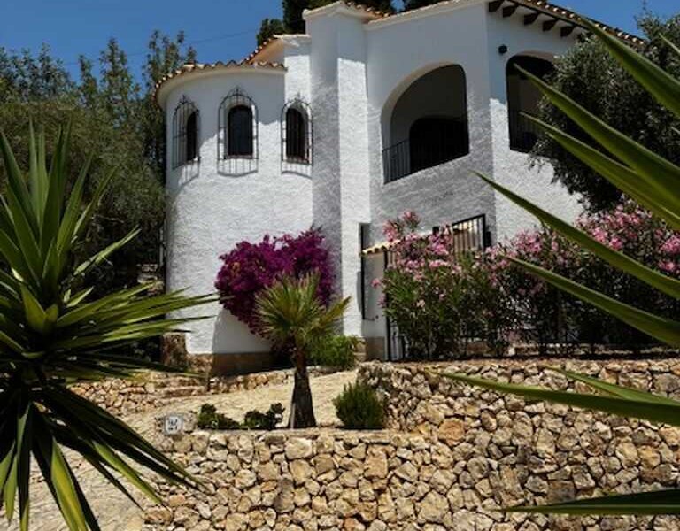 This villa in Benissa has 3 bedrooms and 2 bathrooms.