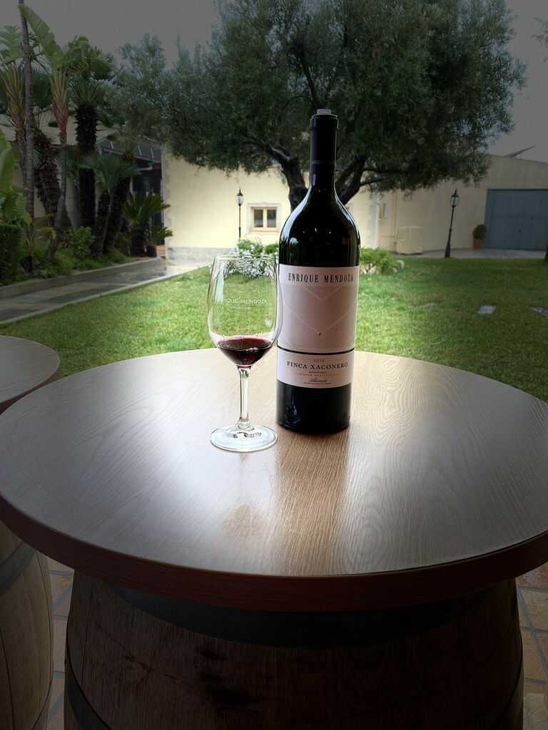 Wijn proeven bij Enrique Mendoza aan de Costa Blanca