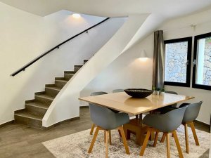 Luxury holiday villa in Moraira with dining room that gives access to the semi-open kitchen and living room.