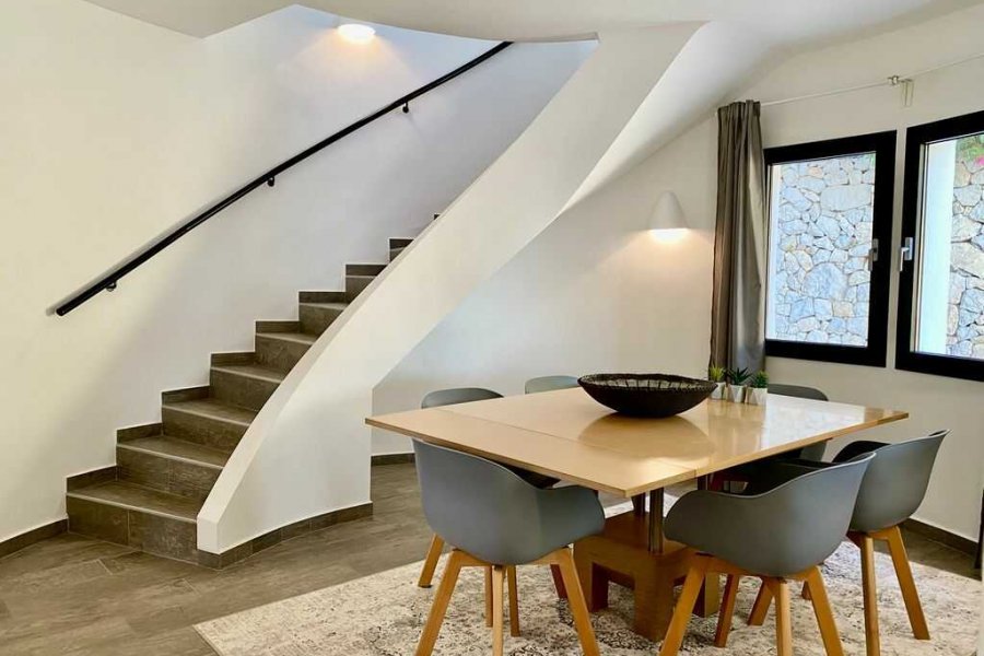 Luxury holiday villa in Moraira with dining room that gives access to the semi-open kitchen and living room.
