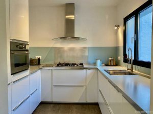 Luxury holiday villa in Moraira with semi-open kitchen.
