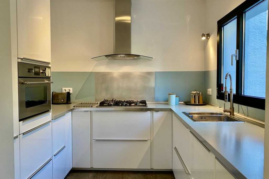 Luxury holiday villa in Moraira with semi-open kitchen.