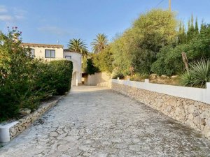 Luxury holiday villa in Moraira with spacious driveway for several cars.