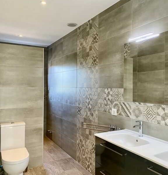 Luxury holiday villa in Moraira with 3 bathrooms. All equipped with a rain shower.