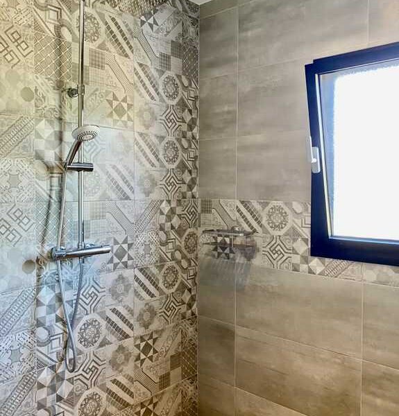 Luxury holiday villa in Moraira with 3 bathrooms. All equipped with a rain shower.