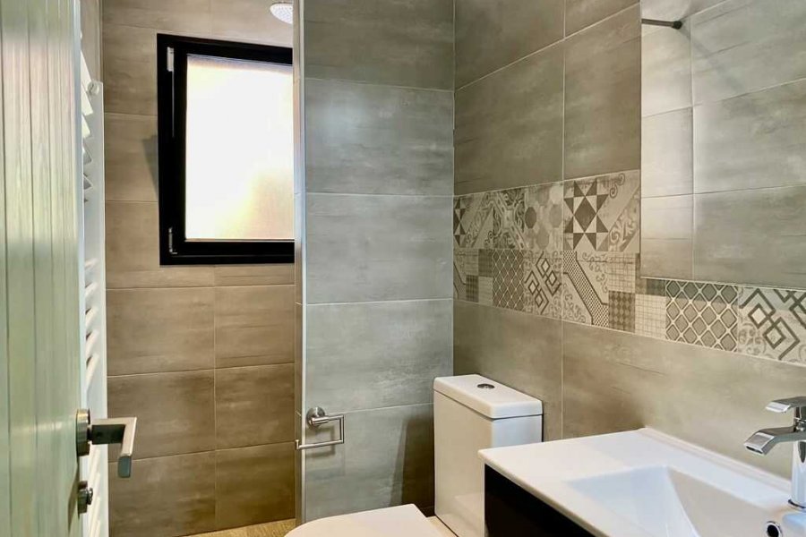 Luxury holiday villa in Moraira with 3 bathrooms. All equipped with a rain shower.