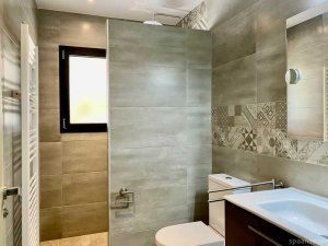 Luxury holiday villa in Moraira with 3 bathrooms. All equipped with a rain shower.
