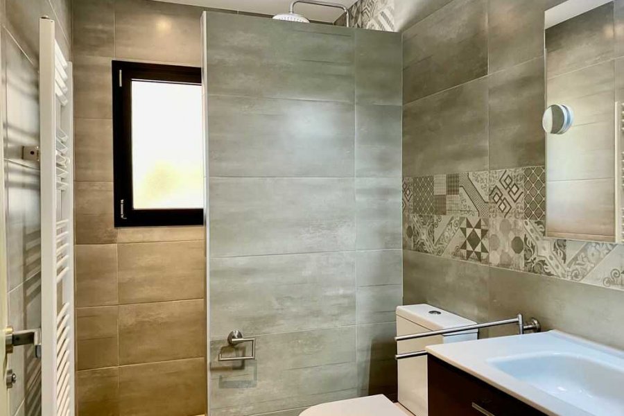 Luxury holiday villa in Moraira with 3 bathrooms. All equipped with a rain shower.