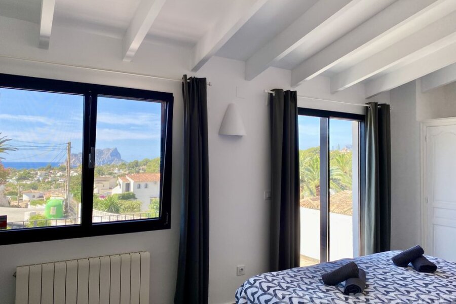 Luxury holiday villa in Moraira with 4 bedrooms. All air-conditioned.