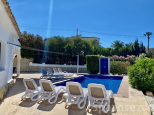 Holiday villa El Nido in Moraira has a private pool with sun beds around