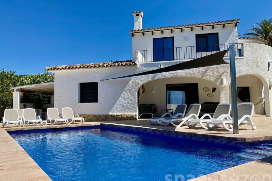 Luxury holiday villa for 8 people with swimming pool of 8 x 4 meters.
