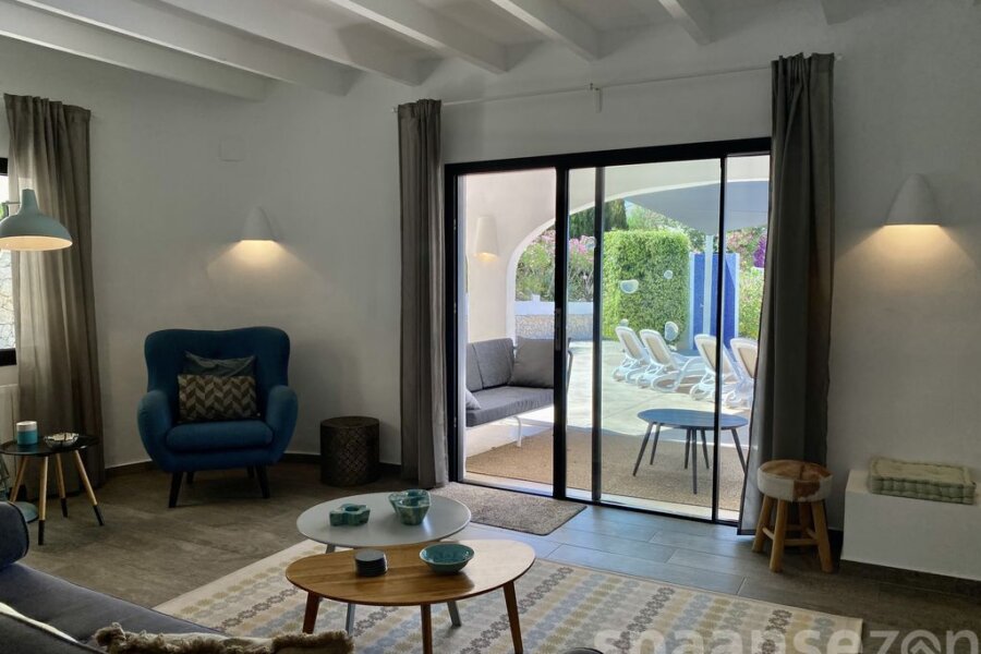 Luxury holiday villa in Moraira with cozy living room and lots of natural light.