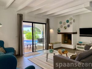 Luxury holiday villa in Moraira with a bright living room that is directly connected to the covered terrace.