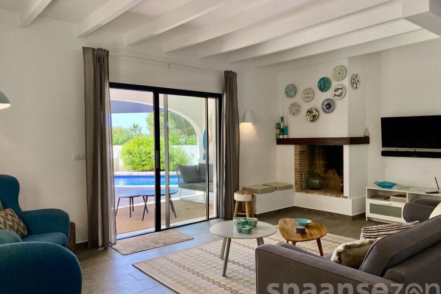 Luxury holiday villa in Moraira with a bright living room that is directly connected to the covered terrace.