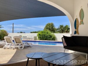 Villa El Nido in Moraira has a covered terrance with view on the pool