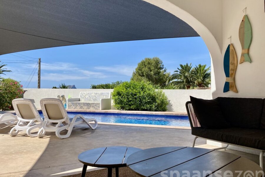 Villa El Nido in Moraira has a covered terrance with view on the pool