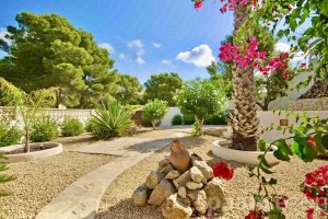 Holidayvilla Juntos with large mediterranean garden.