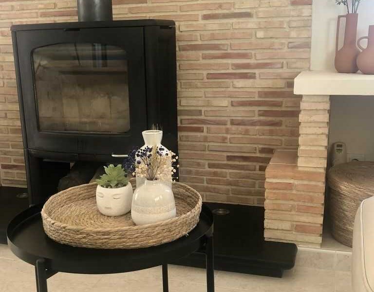 Holidayvilla Juntos with a wood chimney in the livingroom.