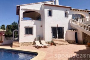 Holiday villa Juntos is a large 8 person villa in Moraira.