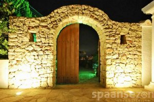 Holidayvilla Juntos with a beautiful wooden door.