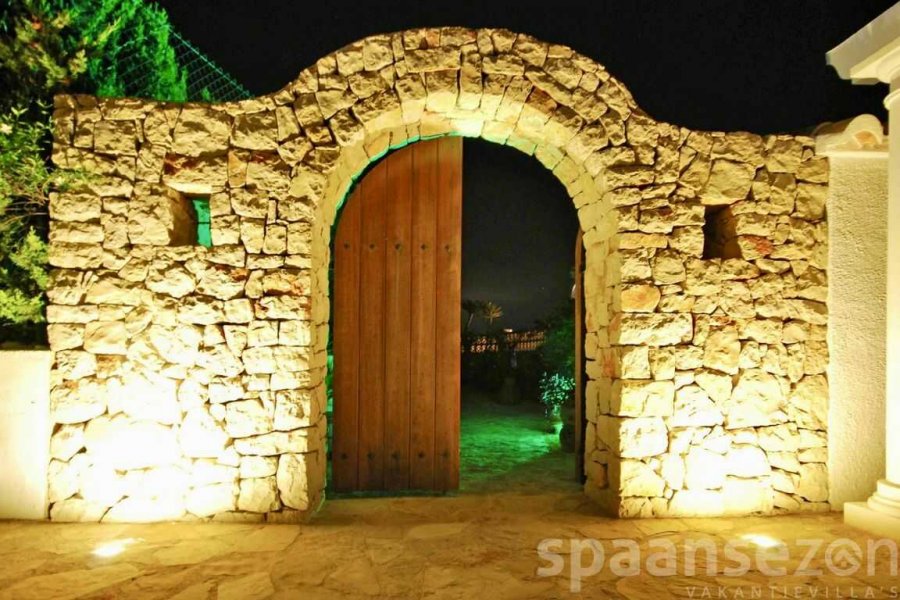 Holidayvilla Juntos with a beautiful wooden door.