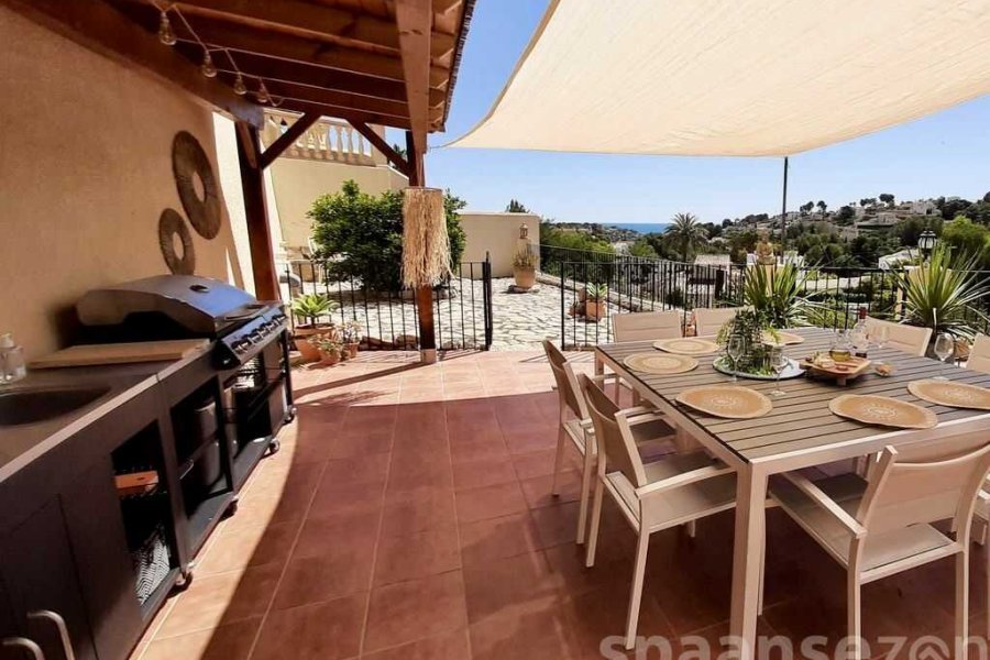 Outdoor kitchen seating area