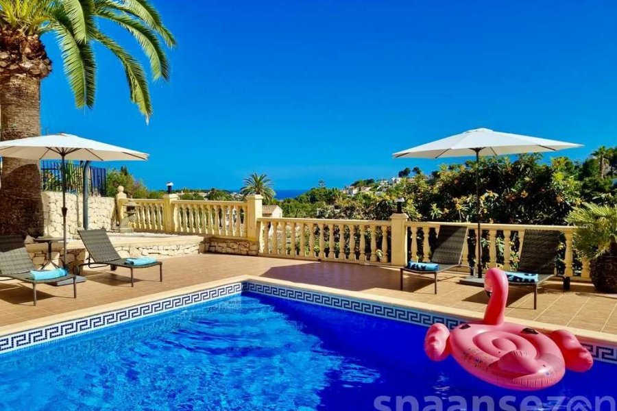 Vakantievilla Terramar in Benissa heeft een eigen zwembad met zeezicht