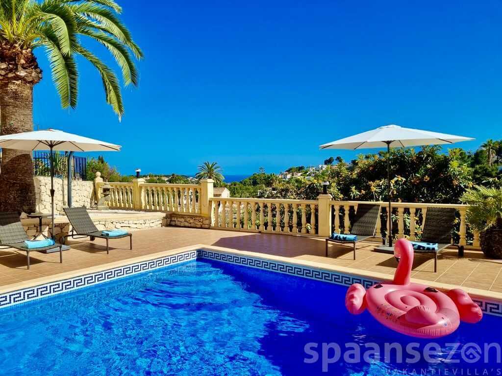 Vakantievilla Terramar in Benissa heeft een eigen zwembad met zeezicht