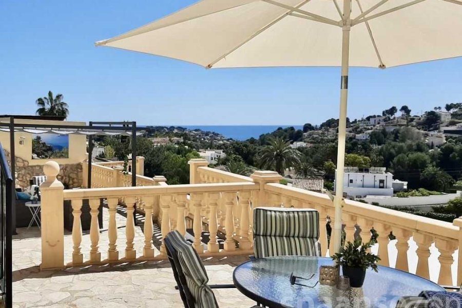 Outdoor dining with seaview at villa Terramar