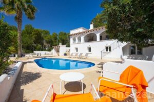 Villa Zara in Moraira has a large garden with a lot of privacy and pool