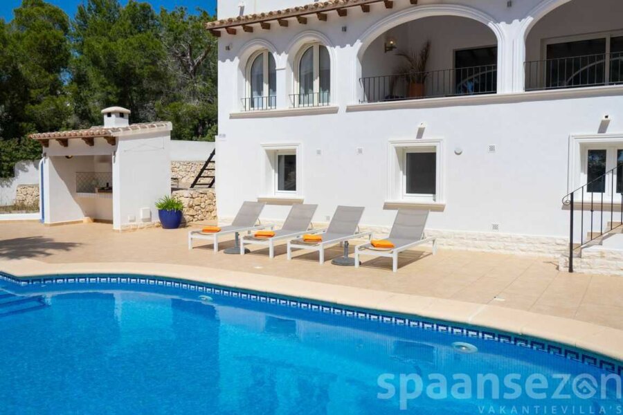 Villa Zara in Moraira has sunbeds around the swimmingpool