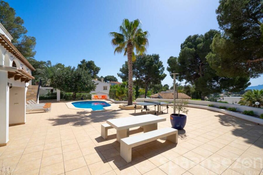 Villa Zara in Moraira has a huge private garden with sunbeds and private swimmingpool