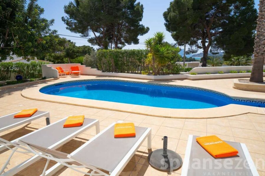 Villa Zara in Moraira has a large and private garden with swimmingpool