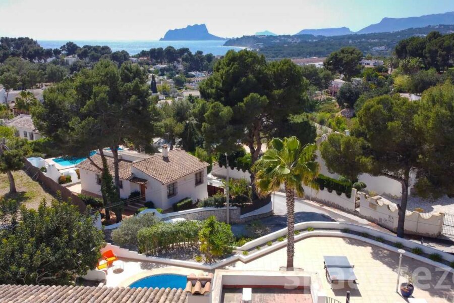Villa Zara in Moraira is near the sea and has beautiful views